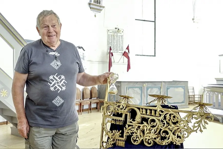 Restaurētais svečturis atgriezies savā vietā Limbažu ev. lut. baznīcā