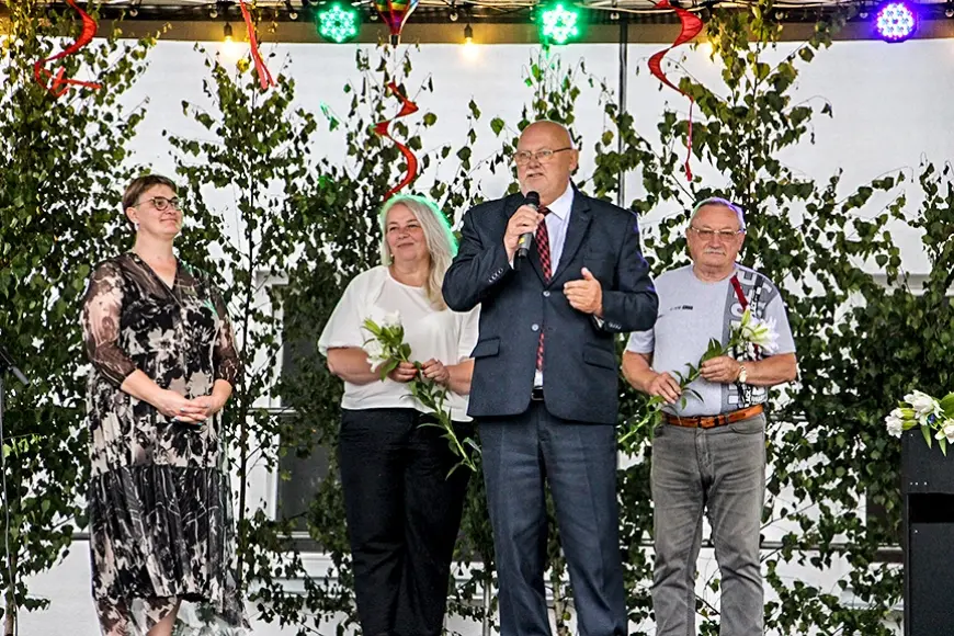 Staicelē vietējie un atbraucēji atkal samīļo savu skolu