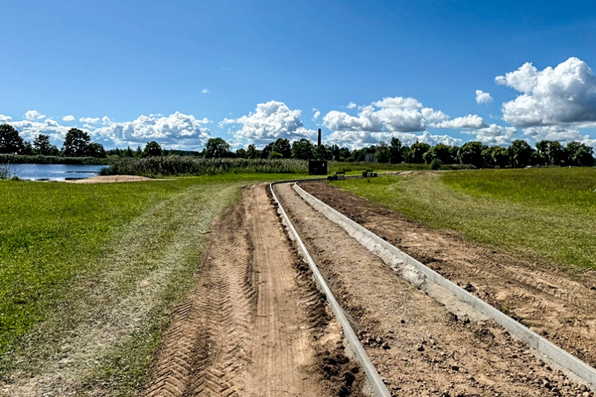 Būvē gājēju celiņu Slampes parkā (Kurzeme)