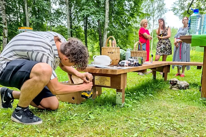 Jaunieši uzdāvina Alojas Ausekļa vidusskolai atjaunotu atpūtas-ugunskura vietu