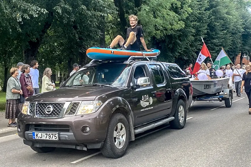 Limbažu svētkos tirgojās un lustējās