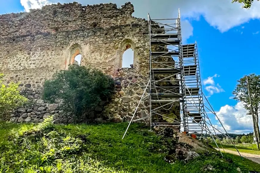 Raunas pilsdrupās uzsākti konservācijas darbi (Vidzeme)