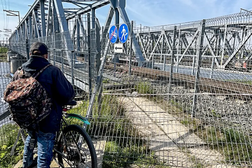 Lēni remontē gājēju celiņu uz Lielupes dzelzceļa tilta (Zemgale)