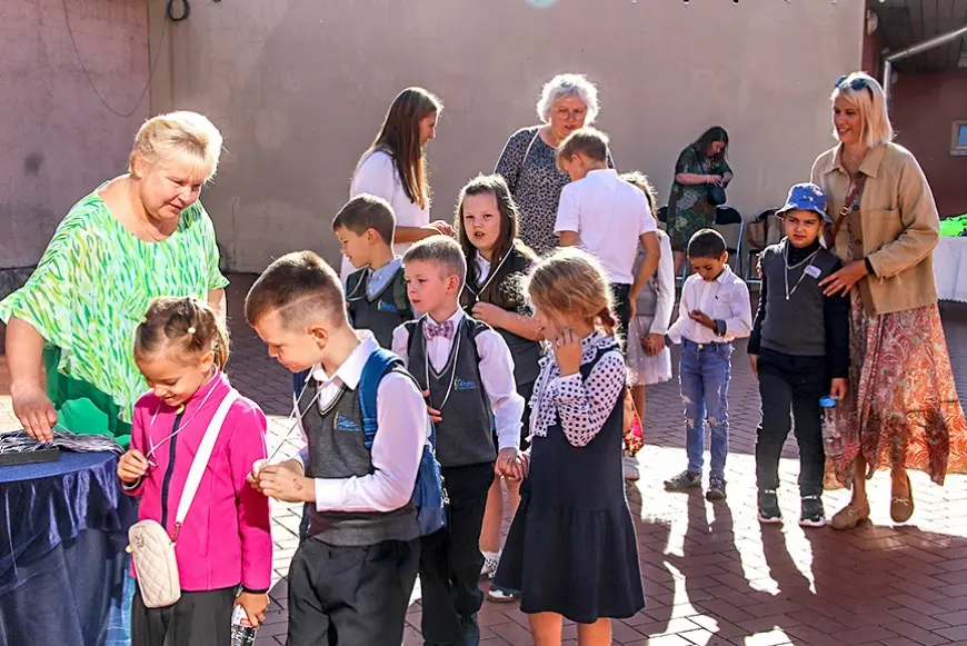 Novada pirmklasnieki pirmo skolas nedēļu noslēdz ar Bitīšu svētkiem