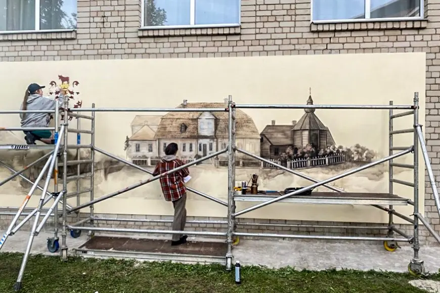 Pušas tautas nama ēkas siena apgleznota ar senās muižas attēlu (Latgale)