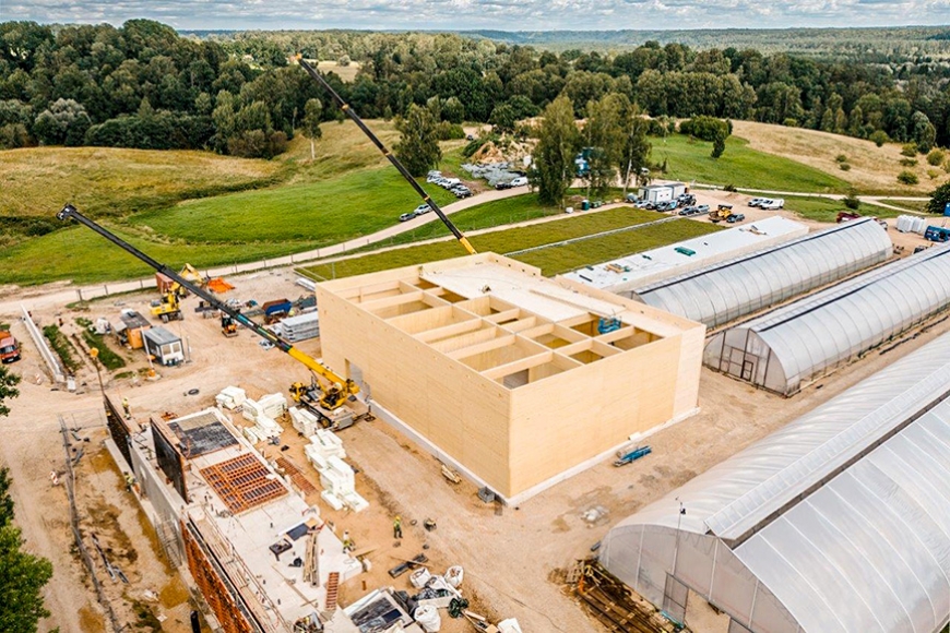 Turpinās unikālā koka ēku kompleksa būvniecība kokaudzētavā «Zābaki» (Vidzeme)