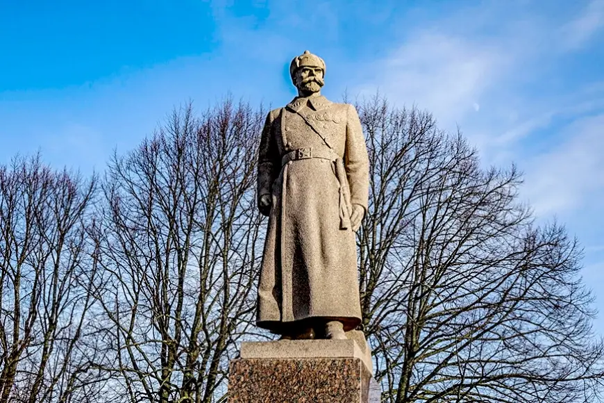 Aicina demontēt Fabriciusa pieminekli Ventspilī (Kurzeme)