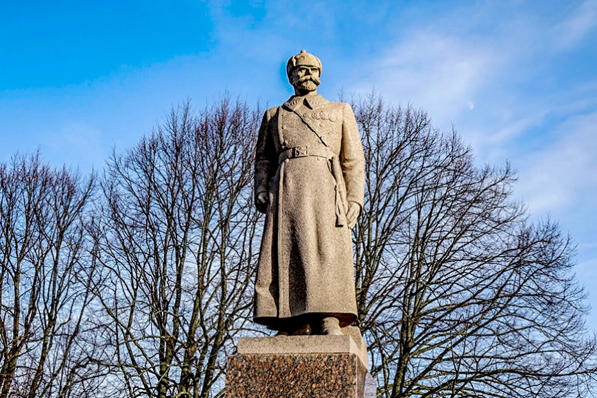 Aicina demontēt Fabriciusa pieminekli Ventspilī (Kurzeme)