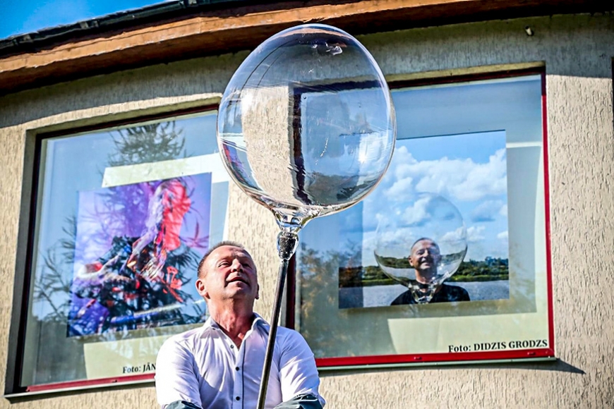 Līvānietis ar savu darbu popularizē stikla pūtēja amatu (Latgale)