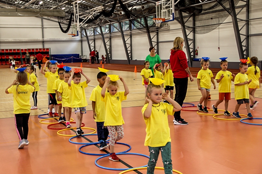 Novada piec- un sešgadnieki atkal tiekas sportiskās aktivitātēs Limbažu hallē