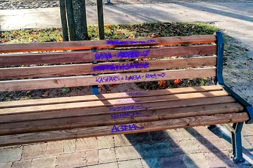Sabojāti jaunie soliņi un rotaļu laukuma aprīkojums Ozolskvērā (Zemgale)