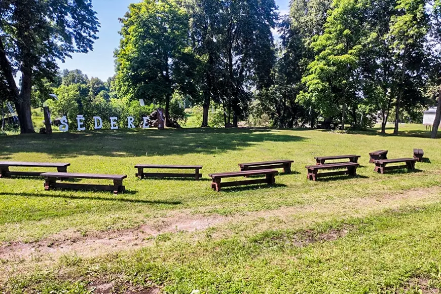 Šēderes ciemā iegādātas jaunas koka mēbeles āra pasākumiem (Latgale)