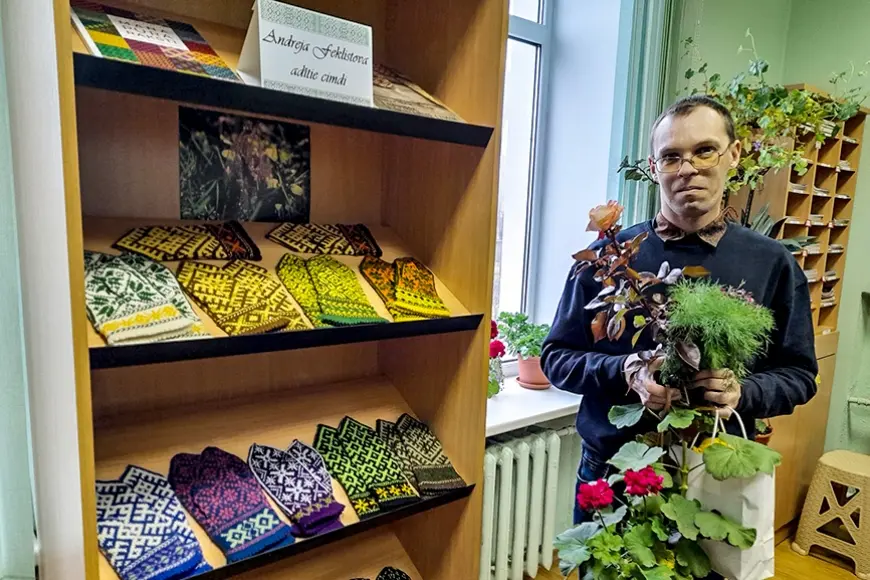 Kārsavas bibliotēkā – Andreja Feklistova adīto cimdu izstāde (Latgale)