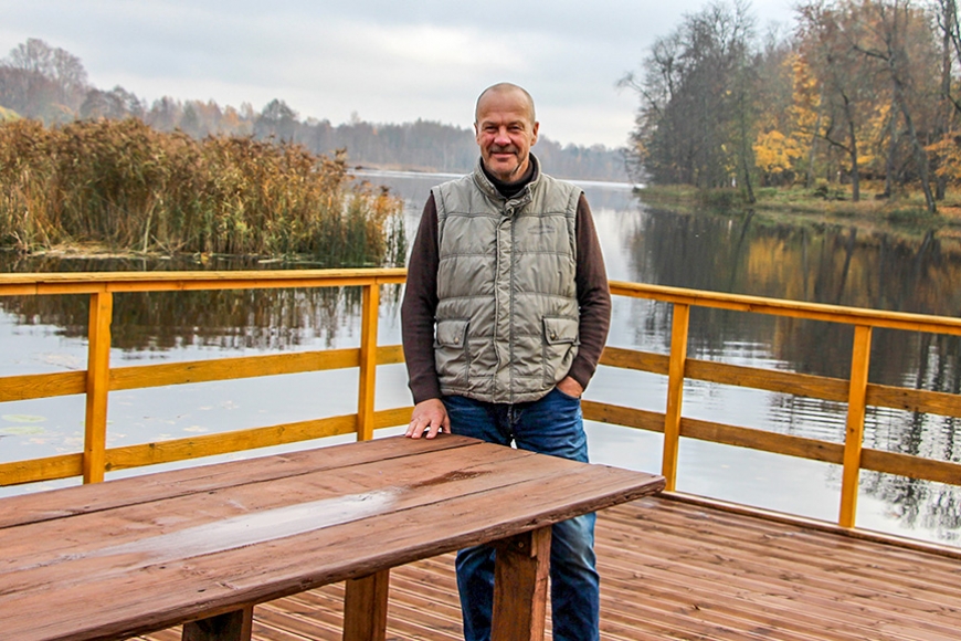 Ungurpils skaisto ezeru var baudīt izbraucienā ar plostu