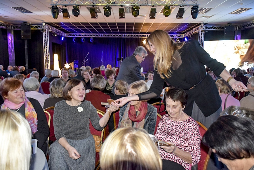 250 senioru tiekas sirsnībā (Kurzeme)