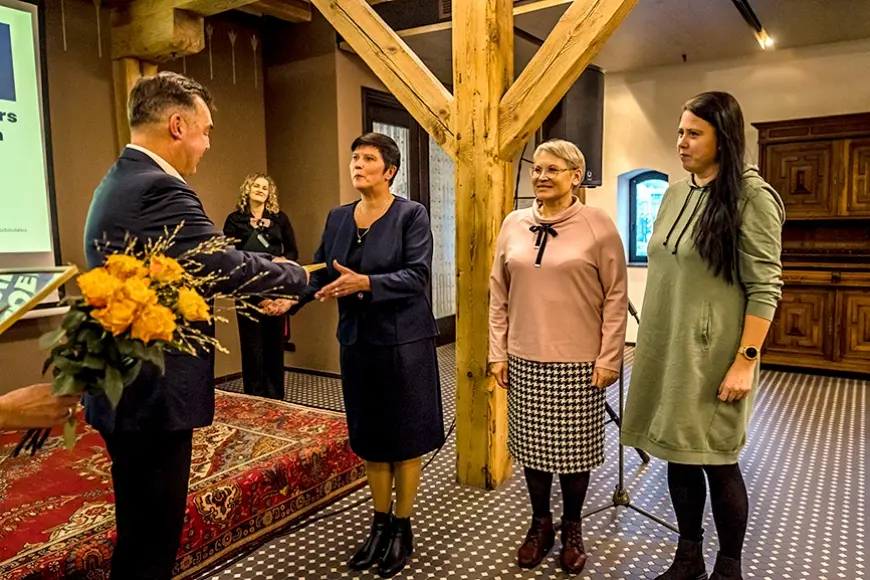 Alojas bibliotēka saņem Voldemāra Caunes balvu