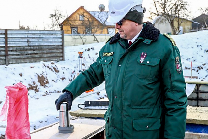 Iemūrēta vēstījuma kapsula Kinoloģijas centra pamatos (Latgale)