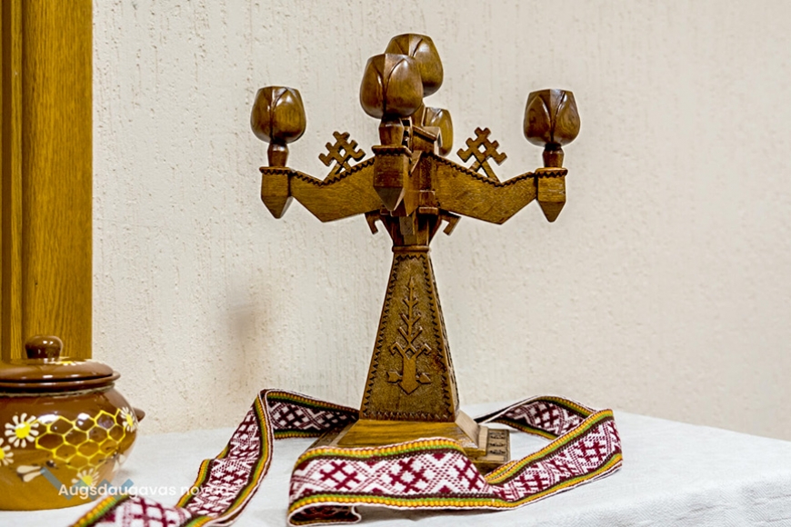 Restaurēti unikāli koka svečturi (Latgale)