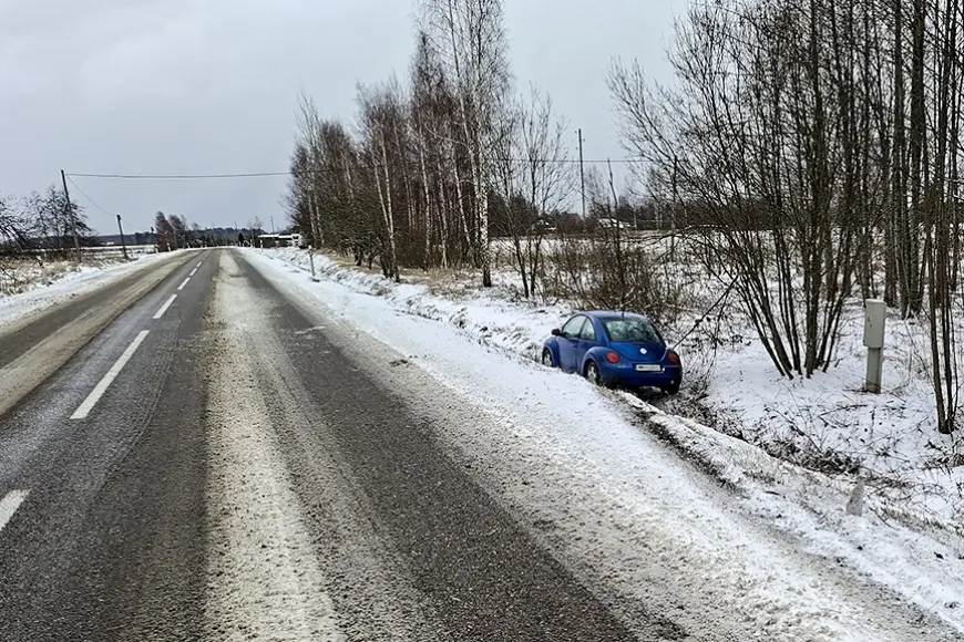 Auto iebrauc grāvī no Dūču ceļa