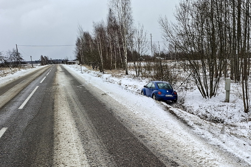 Auto iebrauc grāvī no Dūču ceļa