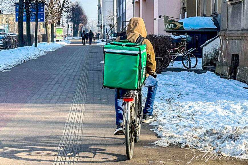 Jelgavā reģistrējušies 147 tiešsaistes pārtikas piegādes kurjeri (Zemgale)