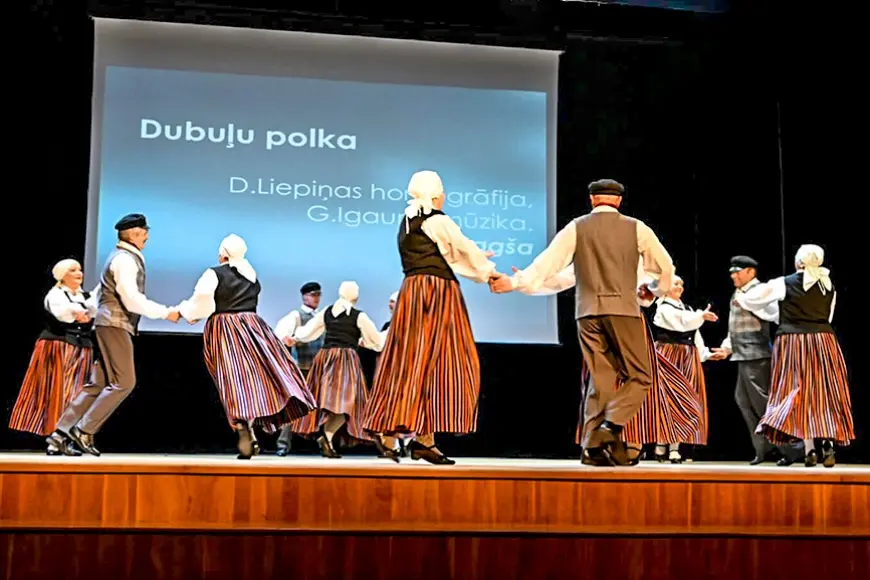Limbažos dejas priekā dalās seniori