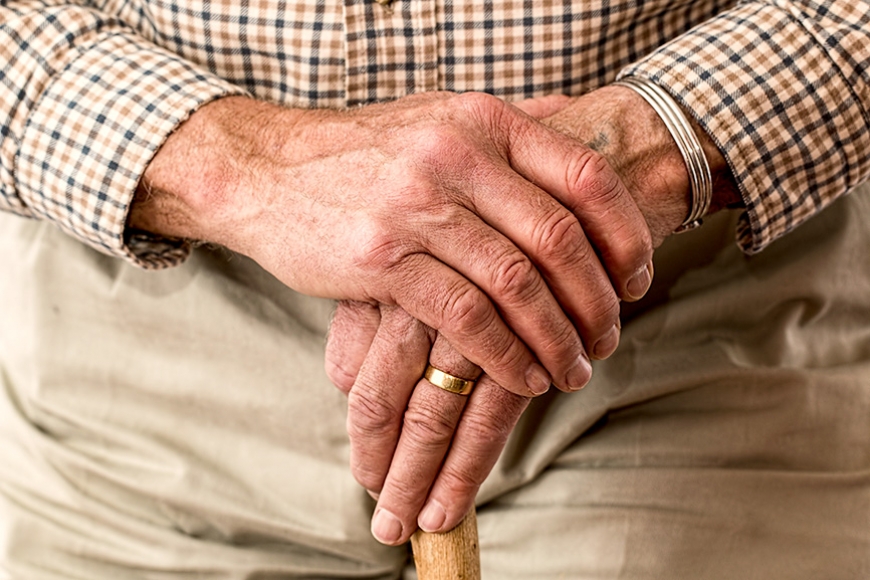Ārsti iesaka pievērst uzmanību šīm trim senioru veselības pazīmēm