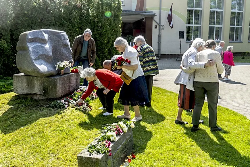 Uz piemiņas pasākumu Limbažos pulcējas represētie
