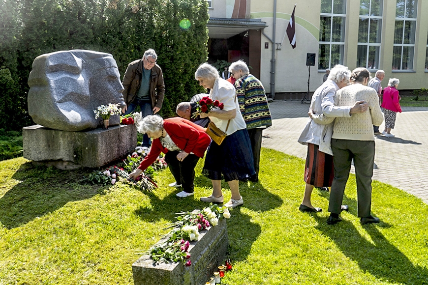 Uz piemiņas pasākumu Limbažos pulcējas represētie
