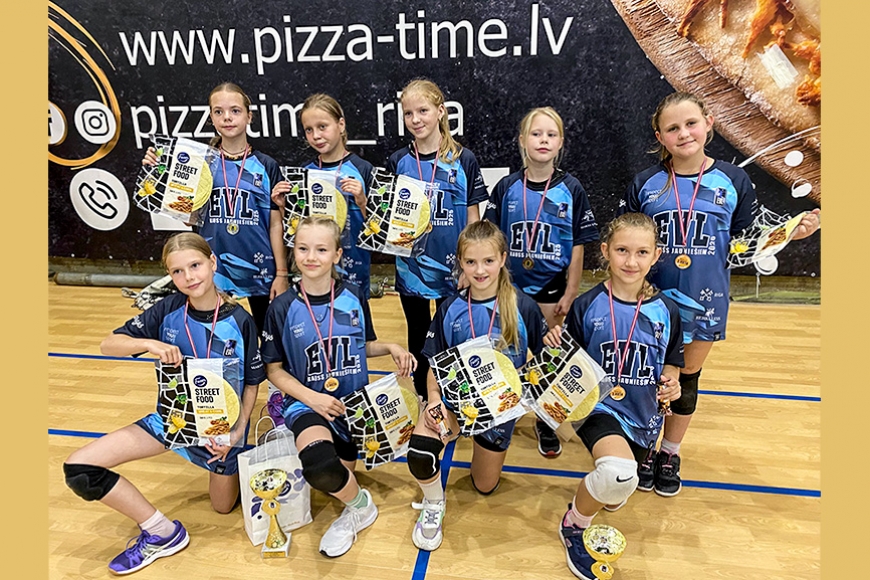 Entuziastu volejbola līgā lieliski startē U12 un U13 grupu meitenes