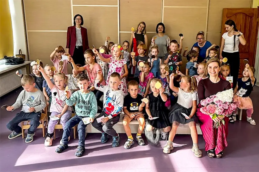 Skultes «Aģupītes» bērni tiekas ar rakstnieci Eviju Gulbi