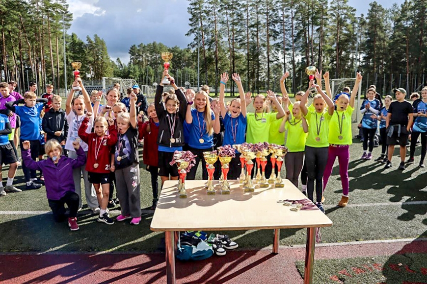 Staicelē aizvadīti novada skolu Futbola svētki