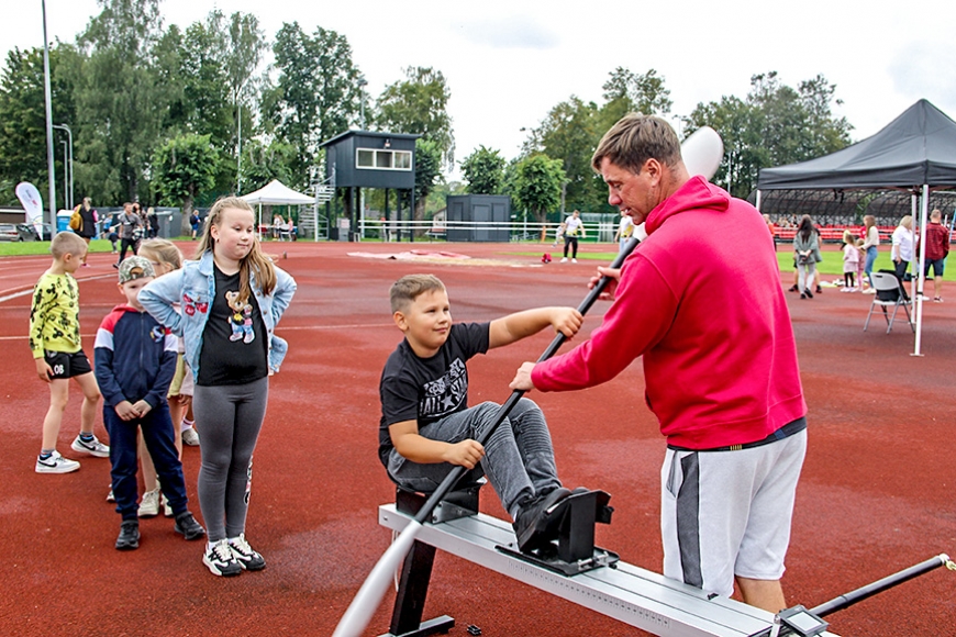 Vairāk nekā simts bērnu Limbažos iepazīst sportu