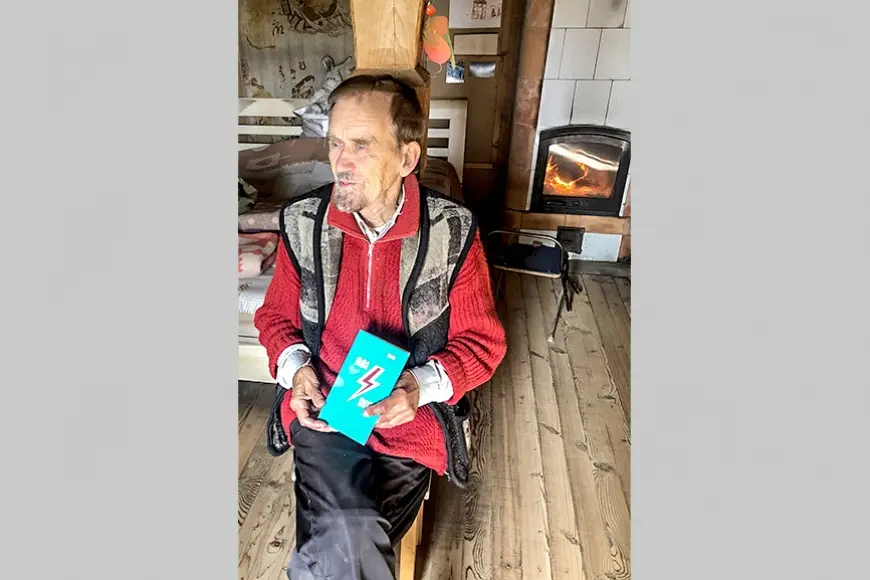Bibliokuģis kopā ar Viku atver grāmatu