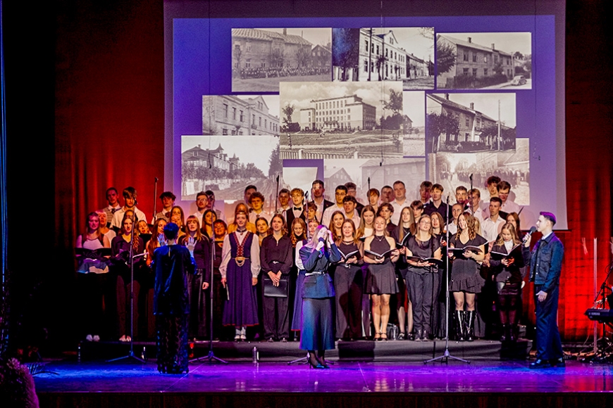 Limbažu Valsts ģimnāzijas ģimene svin savas mīļās skolas jubileju