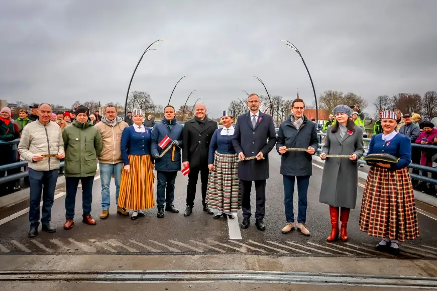 Salacgrīvā pirms valsts svētkiem atklāts jaunais tilts