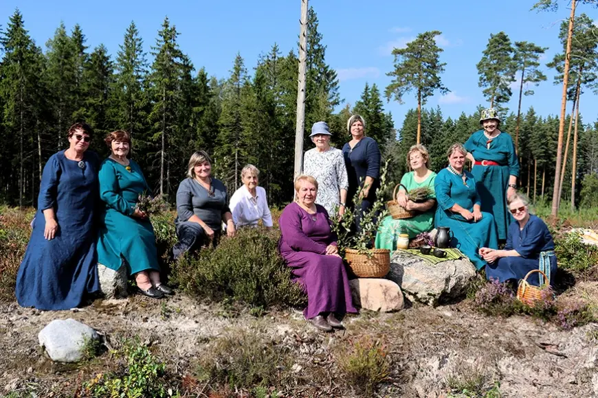 TLMS «Staicele» videofilmā iemūžina aušanu ar dabas materiāliem
