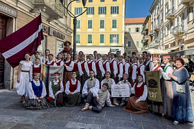 «Varavīksne» un «Eži» festivālā trīs valstīs