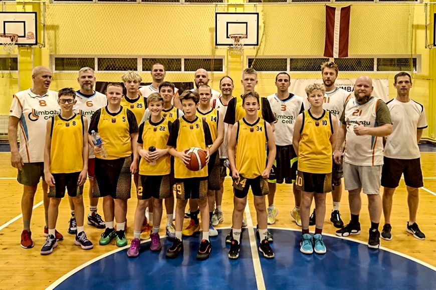 Basketbola laukumā tiekas tēvi un dēli