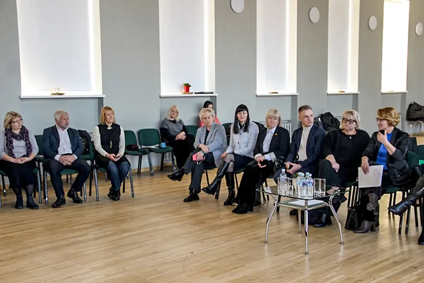 Izglītības un zinātnes ministrei pozitīvas emocijas pēc vizītes Limbažos