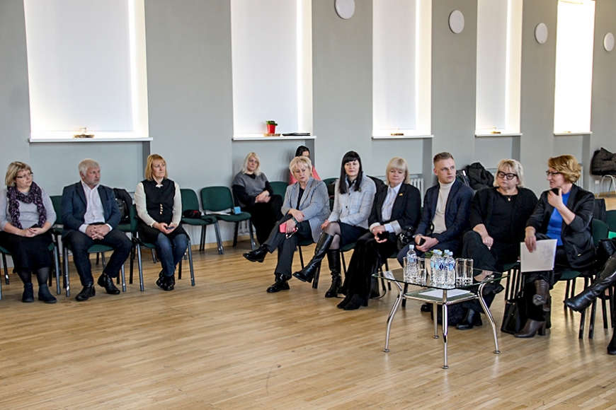 Izglītības un zinātnes ministrei pozitīvas emocijas pēc vizītes Limbažos