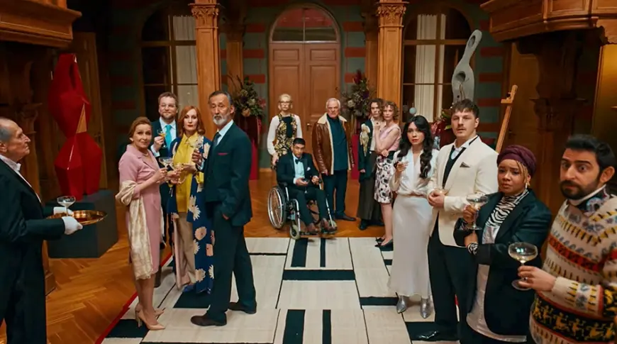 Aizraujoši vērot Bīriņu pils pārtapšanu filmēšanas laukumā