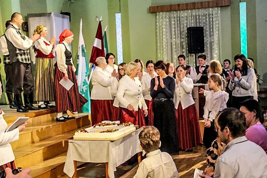 Aloja nosvin dzimšanas dienu ar koncertu un pateicībām