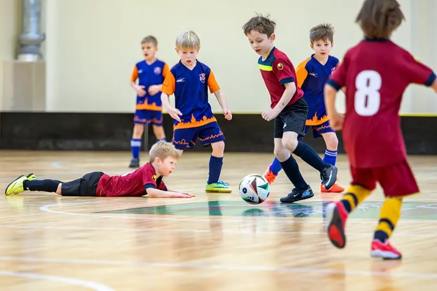 Visjaunākie futbolisti Pālē aizvadījuši Vidzemes ziemas futbola festivālu