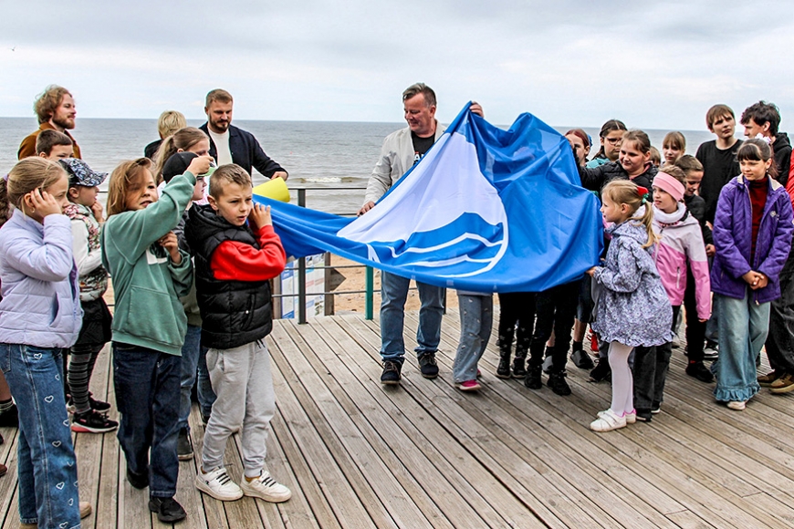 Sapnis par Zilo karogu Vārzu pludmalē piepildījies