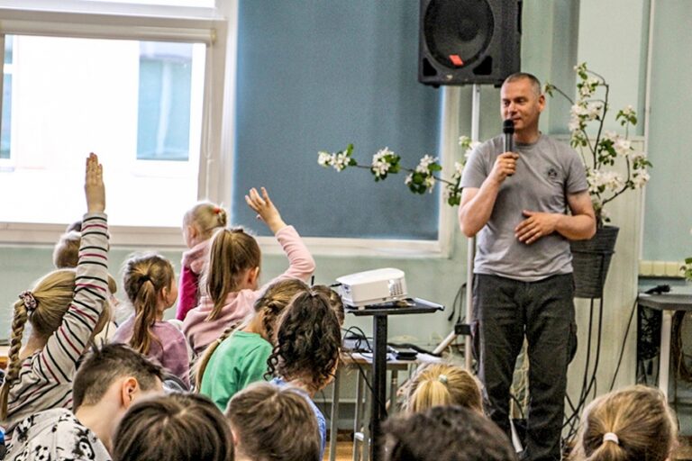 VUGD Limbažu daļas komandieris skolēniem atgādina par drošību vasarā