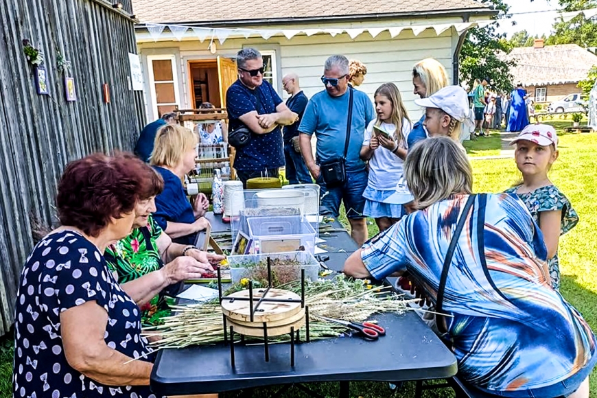 Staicelē krāšņi nosvin svētā putna «Pivālind» svētkus