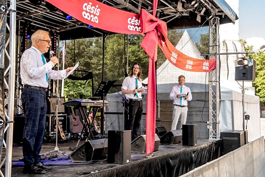 Vidzeme: Cēsu novadā iegādāta pārvietojama skatuve