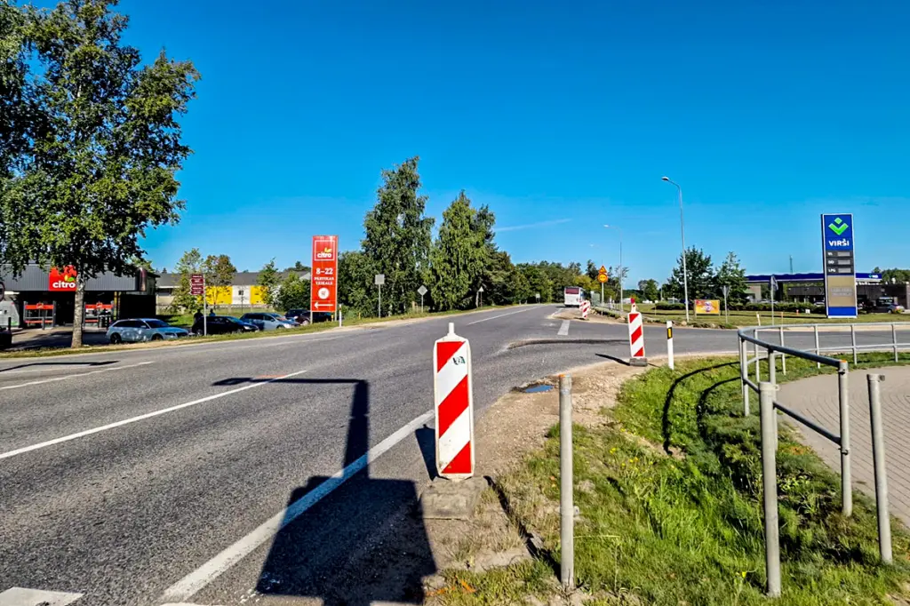 Kurzeme: Brocēnos uzsākta luksofora un veloceliņa izbūve