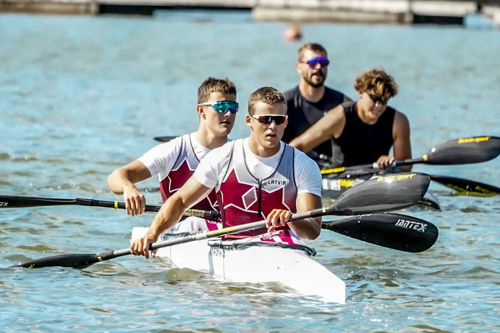 Latvijas čempionātā mūsu airētājiem dažāda kaluma medaļu birums